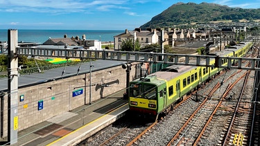 Der irische Nahverkehrszug DART verlässt Bray auf dem Weg zu den Klippen zwischen Greystones und Bray. | Bild: SWR/Kirsten Ruppel