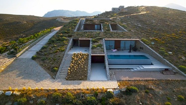 Auf der griechischen Insel Serifos entstehen Ferienwohnungen, die fast unsichtbar in den Hang gebaut sind. | Bild: HR/H. Schmuck