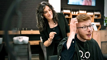 Reporter Jonas Juckeland reagiert auf sein neues Haarsystem. | Bild: MDR/Mia Media