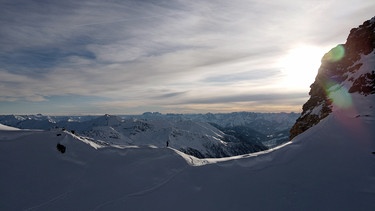 Der Mythos um den höchsten Berg Österreichs, dem Großglockner, ist nach wie vor ungebrochen und zieht jährlich tausende Bergbegeisterte in seinen Bann. Mächtige Hochebenen und tiefe Talschnitte prägen die Gebirgsgruppen in Oberkärnten. In der atmosphärischen Stille der Berge portraitieren Gedanken und Worte der Bergbauernfamilien und Bergführer, im Wechselspiel mit einer tiefwinterlichen Landschaft, das Verhältnis von Mensch und Natur. Im Bild: Skitourengeher in der Winterlandschaft der Zirknitz. | Bild: ORF/Leopold Fuchs