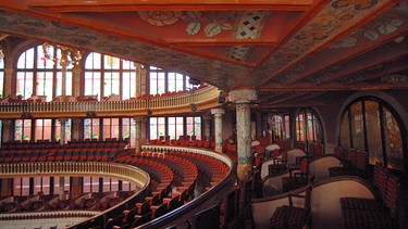 Palast der katalanischen Musik Barcelona/Palau de la Música Catalana, Barcelona: Der große Konzertsaal ist das Herzstück des Konzerthauses. Wandmalereien, Glas- und Keramikelemente machen den Saal zu einem opulenten ästhetischen Erlebnis. Die Akustik des Saales wurde ursprünglich für Chormusik angelegt. Der Musikpalast wurde von 1905 bis 1908 erbaut. | Bild: SWR/Alfons Früh