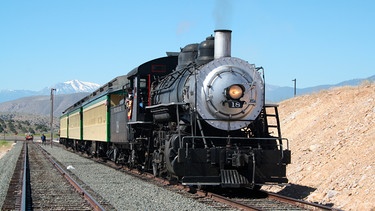 So ähnlich sah es schon vor hundert Jahren in der Sierra Nevada aus, als der tägliche Personenzug der Virginia & Truckee Railroad von der Hauptstadt Carson City in die berühmte Goldgräberstadt Virginia City bereitgestellt wurde. Dampflok 18. | Bild: SWR/Hagen von Ortloff