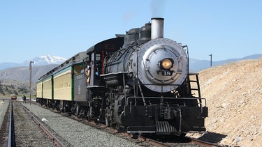 So ähnlich sah es schon vor hundert Jahren in der Sierra Nevada aus, als der tägliche Personenzug der Virginia & Truckee Railroad von der Hauptstadt Carson City in die berühmte Goldgräberstadt Virginia City bereitgestellt wurde. Dampflok 18. | Bild: SWR/Hagen von Ortloff