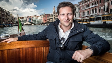 Presenter Michael Scott unterwegs auf dem Canale Grande mit der berühmten Rialto-Brücke im Hintergrund | Bild: BBC 2016/Freddie Claire