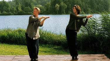 Integrales Qi Gong zeigt einen Einblick in die Welt des Qi Gong mit seinen unterschiedlichen Wirkungsweisen und Übungsschwerpunkten aus den verschiedenen Traditionen und Methoden des Daoismus und des Chan (Zen-) Buddhismus. Andreas W. Fritsch und Eva Rehle stellen neben verblüffend einfachen Übungen wie die "Schüttelübung", den "Dreifachen Erwärmer regulieren" und "Stehen wie ein Baum", faszinierende Bewegungsabläufe wie der "Schwimmende Drache", oder die "Meisterübung" vor. | Bild: BR/PSF Film + Video GmbH