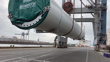 70 Tonnen hängen am Haken, wenn im Neustädter Hafen in Bremen ein Turm für eine Windkraftanlage umgesetzt wird. | Bild: NDR/FILMBLICK