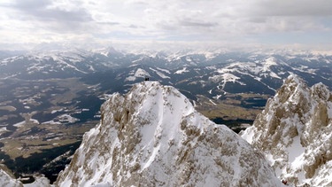 Marlies Raich begibt sich auf sportliche Abenteuer im Kaisergebirge und lernt die Menschen der Region besser kennen. Neben landschaftlichen Höhepunkten und sportlichen Abenteuern bietet diese Sendung vor allem einen Einblick in das Leben und Denken der Menschen zwischen Wilder Kaiser und Kitzbüheler Horn. Im Bild: Gipfel westliche Hochgrubachspitze. | Bild: ORF/MATHEA FILM/Mathea Holaus