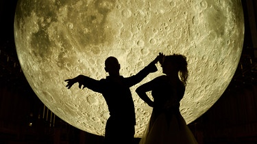 Die Kunstinstallation "Museum of the Moon" in der Coventry Cathedral im Vereinigten Königreich. | Bild: BBC/Jon Sayers