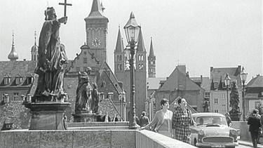 Sehenswürdigkeit Alte Mainbrücke in Würzburg, damals noch mit Autoverkehr. | Bild: BR/WDR