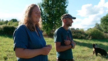 Vivian (links, 41) und Alex (44) träumen von einem autarken Leben in Schweden! Sie starten auf einem kleinen Hof in der Provinz Småland. | Bild: WDR/sagamedia