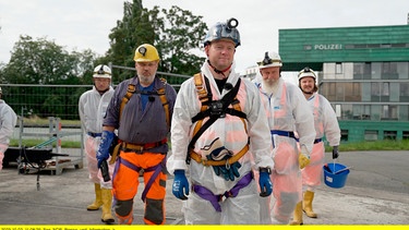 Die Helden der Kanäle: Ingenieur Enrico und sein Team machen sich bereit zum Abstieg. | Bild: NDR