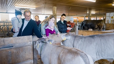 Der Vorarlberger Gynäkologe Hans Concin rät Schwangeren und Müttern mit Kleinkindern zu regelmäßigen Besuchen auf dem Bauernhof, um Allergien vorzubeugen. | Bild: ORF/Neuland Film