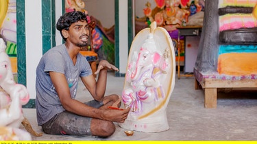 Azhagumuthu fertigt eine Ganesha-Statue an. Sie soll am Ende des Ganesha-Fests im Meer versenkt werden. | Bild: NDR/Roopa Rao