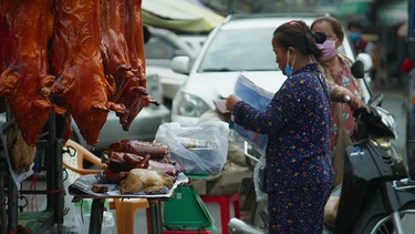 Ein Wildtiermarkt in Phnom Penh. | Bild: BR/Broadview Pictures/Johannes Imdahl