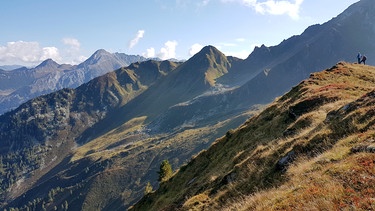 Die Reise durch die Jahreszeiten beginnt im spätsommerlichen Zillertal. Wenn es im Tal noch ruhig ist, erstrahlen die Berge in einem besonderen Glanz, in ganz eigenen Farben. Im Bild: Panorama Zillertal. | Bild: ORF/ORF III/Anton Silberberger