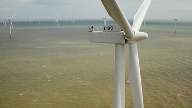 Prinz William auf der riesigen Turbine eines Offshore-Windparks. | Bild: BBC/Studio Silverback