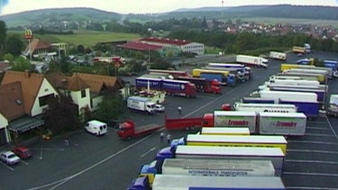 Parkende LKWs auf dem Autohof Geiselwind. | Bild: BR/RB