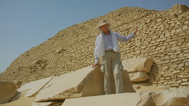 Der französische Ägyptologe Audran Labrousse vor einer Pyramide der Nekropole Sakkara. | Bild: BBC/Blakeway Productions/Patrick Acum