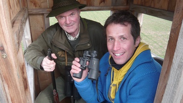 Willi (rechts) mit Jäger Dieter Pfeilschifter auf dem Hochsitz. | Bild: BR/megaherz gmbh