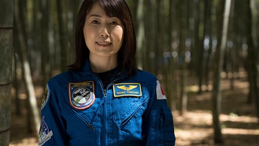 Die ehemalige japanische Astronautin Naoko Yamazaki, die sich heute für den Umweltschutz in ihrer Heimat engagiert. | Bild: BBC/Studio Silverback/Irene Carolina Herrera