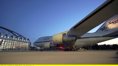 Die fliegende Sternwarte SOFIA zum Werkstattbesuch bei Lufthansa Technik in Hamburg. | Bild: NDR/ADAMfilm