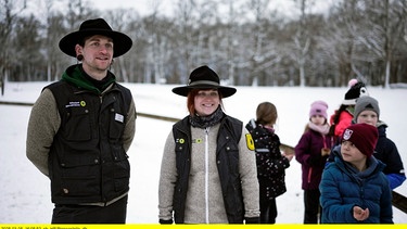 Die zwei jungen Ranger Yoshua Backes und Renée Prochnow mit einer Kindergruppe im Nationalpark Kellerwald. | Bild: HR/jojotv