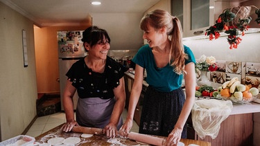 Nina Heins (rechts) bereitet Chinkali, mit Hackfleisch gefüllte Teigtaschen, zu – eine georgische Spezialität. | Bild: HR/Felix Leichum