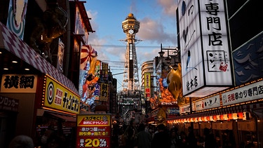 Osaka - Blick über die Shinsekai Street auf den Tsutenkaku Tower. | Bild: HR/Felix Leichum