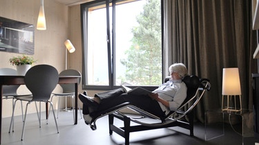 Corbusier-Liege mit Aussicht: Die Bauherrin in ihrem Wohnzimmer. | Bild: BR/Sabine Reeh