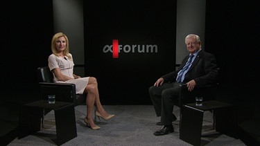 Moderatorin Birgit Muth und Dr. Rudolf Seiters (Bundesminister a.D., Präsident Deutsches Rotes Kreuz). | Bild: BR