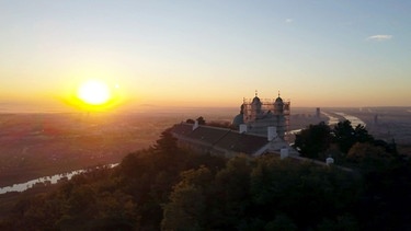 Wunderschöne Aussichten in das Donautal und nach Wien: Burg Leopoldsberg. | Bild: BR/ORF/Vaughan Video