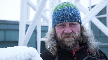 Ingo Nitschke ist Meteorologe auf dem Brocken. Sein Arbeitsplatz wird gestrichen und die Wetterwarte automatisiert. | Bild: BR/NDR/Sven Jaax