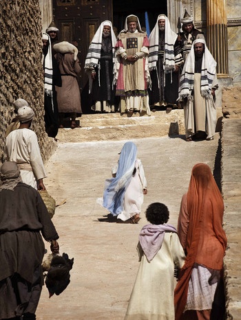 Maria wird von ihren Eltern zum Tempel gebracht. | Bild: BR/Tellux-Film GmbH/Angelo Turetta