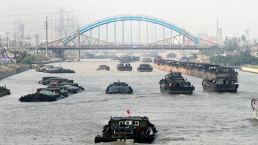 Der große chinesische Kanal ist der geschäftigste Binnenwasserweg der Welt. | Bild: © SWR/SWR/Along Mekong Productions, honorarfrei - Verwendung gemäß der AGB im engen inhaltlichen, redaktionellen Zusammenhang mit genannter SWR-Sendung bei Nennung "Bild: SWR/SWR/Along Mekong Productions" (S2). SWR-Pressestelle/Fotoredaktion, Baden-Baden, Tel: 07221/929-22287, Fax: -929-22059, foto@swr.de.