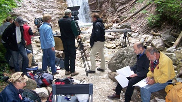 Drehvorbereitung in der Schleifmühl-Schlucht bei Unterammergau: Prof. Harald Lesch (2. von rechts) mit dem Aufnahmeleiter Andreas Jörs (rechts). | Bild: Honorarfrei lediglich für Ankündigungen und Veröffentlichungen im Zusammenhang mit obiger BR-Sendung bei Nennung: Bild: BR/Jörg Lösel. Die Nutzung im Social Media-Bereich sowie inhaltlich andere Verwendungen nur nach vorheriger schriftlicher Vereinbarung mit dem BR-Bildmanagement, Tel. 089 / 5900 10580, Fax 089 / 5900 10585, Mail Bildmanagement@br.de