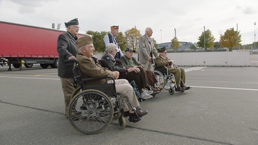 Amerikanische Kriegsveteranen auf dem Zeppelinfeld in Nürnberg. | Bild: Honorarfrei lediglich für Ankündigungen und Veröffentlichungen im Zusammenhang mit obiger BR-Sendung bei Nennung: Bild: BR/Tellux-Film GmbH. Die Nutzung im Social Media-Bereich sowie inhaltlich andere Verwendungen nur nach vorheriger schriftlicher Vereinbarung mit dem BR-Bildmanagement, Tel. 089 / 5900 10580, Fax 089 / 5900 10585, Mail Bildmanagement@br.de