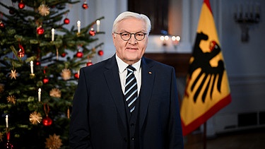 Bundespräsident Frank-Walter Steinmeier bei seiner Weihnachtsansprache im Schloss Bellevue. | Bild: picture alliance/dpa/Reuters/Pool | Annegret Hilse