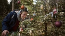 Der Christbaum-Check / Checker Tobi hinter einem Christbaum. | Bild: BR/megaherz gmbh/Hans-Florian Hopfner