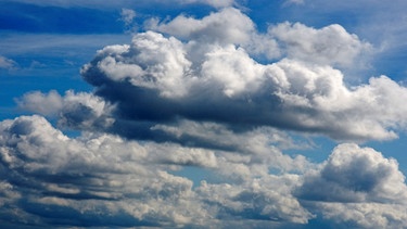 Der Aufbau der Atmosphäre - Wolken am Himmel | Bild: BR/Natasha Heuse