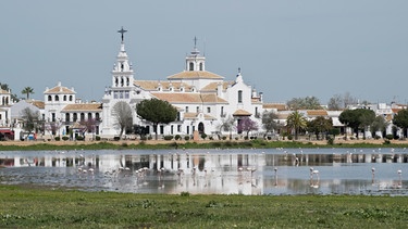 Wallfahrtskirche Ermita de el Rocio mit Lagune | Bild: picture alliance / imageBROKER / Erhard Nerger