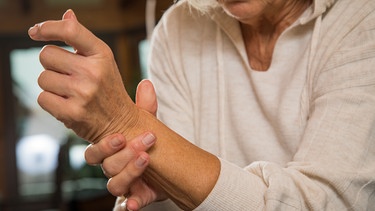 Schmerzen am Handgelenk und an den Fingern | Bild: picture alliance / dpa-tmn | Christin Klose