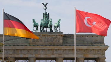 Die Flaggen der Bundesrepublik Deutschland und der Türkei wehen vor dem Brandenburger Tor. | Bild: picture alliance/dpa | Wolfgang Kumm