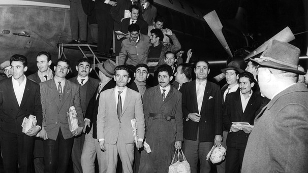 55 türkische Gastarbeiter kommen am 27.11.1961 auf dem Flughafen in Düsseldorf an.  | Bild: picture alliance / dpa / Wolfgang Hub