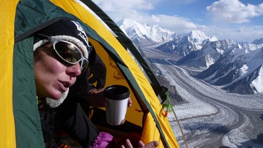 Gerlinde Kaltenbrunner in einem Lager bei der Besteigung des K2. | Bild: picture-alliance/ dpa | epa Daniel Bartsch