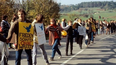 Menschenkette der Friedensbewegung am 22.10.1983 in Amstetten. | Bild:  WDR/AP / Helmut Fricke