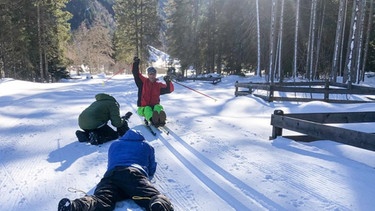 Team bei den Aufnahmen im Wald | Bild: ORF/emb-Film/Andrea Albrecht