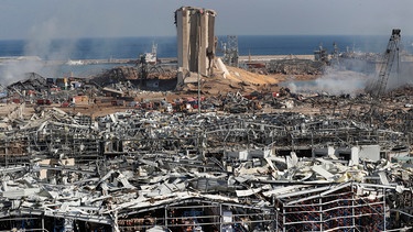 Libanon, Beirut: Blick über den Schauplatz nach einer massiven Explosion im Hafen. | Bild: dpa-Bildfunk/Hussein Malla