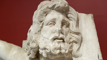 Poseidon und Delphinos / Detail von Demeter und Poseidon aus Smyrna, Museum für Geschichte und Kunst Izmir, | Bild: picture-alliance/dpa