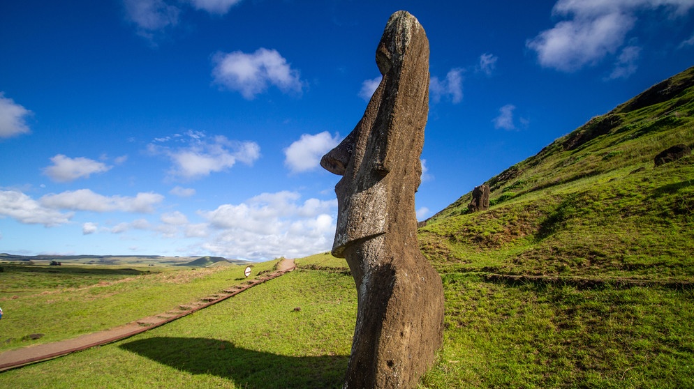 Moai Steinskulpturen am Rano Raraku, Osterinseln, Chile. | Bild: picture alliance / Zoonar | Peter Kastelic