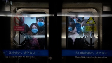 Pendler in Peking | Bild: dpa-Bildfunk/Mark Schiefelbein